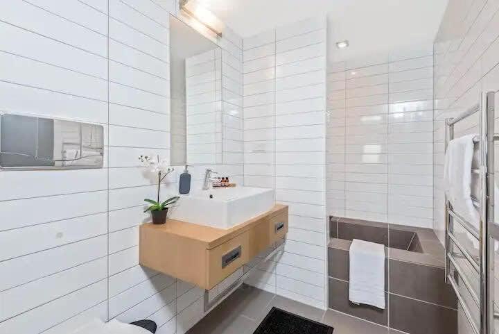 Luxury Lakeview 2 Bedroom Apartment Квинстаун Экстерьер фото