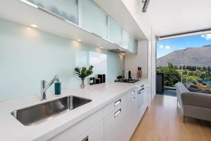 Luxury Lakeview 2 Bedroom Apartment Квинстаун Экстерьер фото